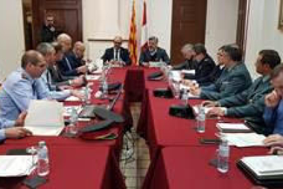 Pla general de la Junta Local de Seguretat, reunida a Valls, amb el conseller d'Interior, Miquel Buch, i l'alcalde de la ciutat, Albert Batet. Imatge del 25 de gener del 2019