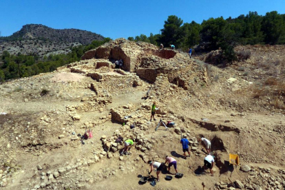Plan|Plano general del yacimiento del Azud de Tivenys con los estudiantes y arqueólogos trabajando en la vigésima campaña de excavaciones. Imagen del 12 de julio del 2019 (horizontal)