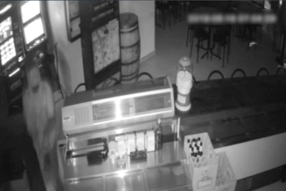 Moment en què un individu esbotza una càmera de seguretat d'un bar de Sant Carles de la Ràpita.