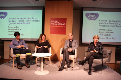 Imagen de la mesa redonda con Tomàs Molina, Assumpta Farran, Jordi Castellví y Mireia Segú.