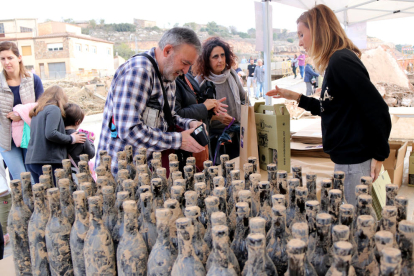 Venta de botellas de vino recuperadas del barro en la Bodega Rendé Masdéu de la Espluga de Francolí el pasado 1 de noviembre.