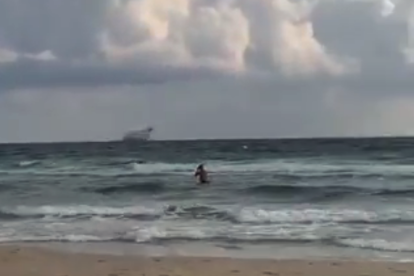 Instant del vídeo en què es veu com l'avió cau al mar.