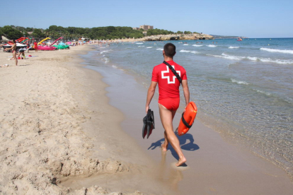 La platja de l'Arrabassada de Tarragona, amb un socorrista de la Creu Roja vigilant la zona.
