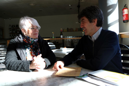 La directora de cinema, Mar Targarona, i el representant de la Comissió de Cultura del COPC, Jaume Descarrega, abans de la projecció d''El fotógrafo de Mauthausen'.