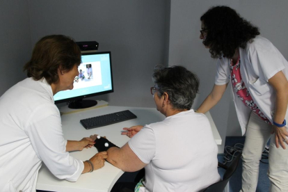 Imagen de un paciente haciendo tratamiento con realidad virutal en el Hospital Joan XXIII.