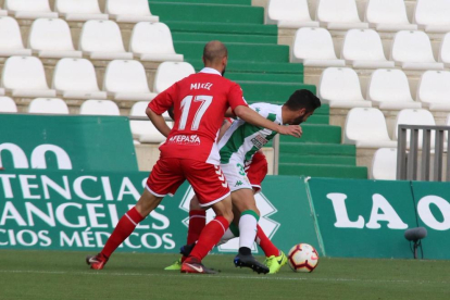Mikel Villanueva persegueix a un rival durant el partit contra el Córdoba