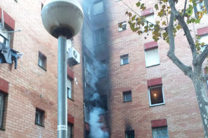 Imagen de humo saliendo del bloque de pisos de Badalona donde|dónde habido un incendio con 5 heridos y una treintena de desalojados.