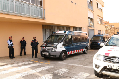 Furgonetes i agents dels Mossos d'Esquadra davant dels jutjats de Valls el 31 de gener del 2019. Pla general