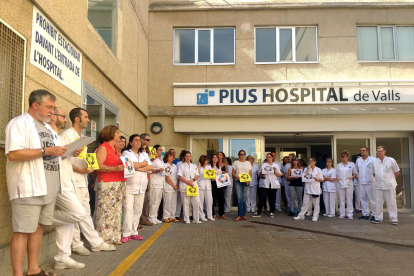 Una quarantena de treballadors del Pius Hospital de Valls llegint un manifest de protesta davant el centre.