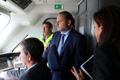 El ministro de Fomento en funciones, José Luis Ábalos, en la cabina de un tren pruebas recurriendo la variante de Vandellòs.