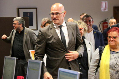 Plano medio del senador de ERC Raül Romeva caminando en la sala donde se hacen los trámites de recogida del acta.
