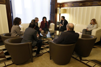 La trobada entre el president del Parlament, Roger Torrent, i familiars dels joves d'Altsasu empresonats.