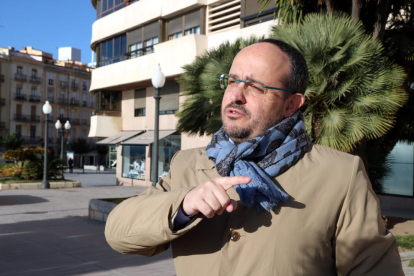 El president del PPC, Alejandro Fernández, gesticulant després d'atendre els mitans a Tarragona.