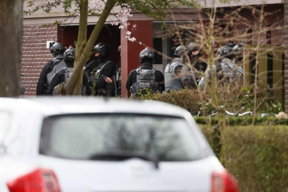 Un grupo de polciies en un edificio durante la búsqueda del autor de del tiroteo.