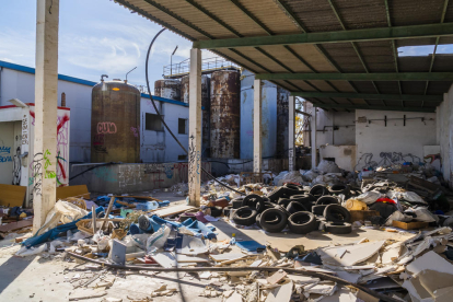 Restos de obra, garrafas y cajas de plástico o partes de vehículos desguazados se acumulan el complejo.