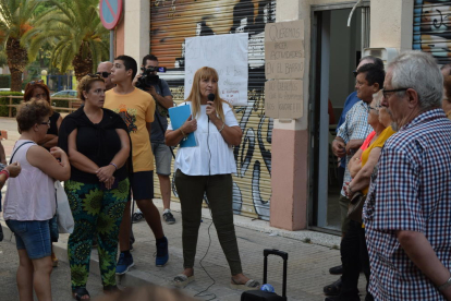 La vicepresidenta de l'associació, Montse Muñoz, explica la situació als veïns concentrats.