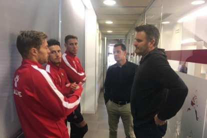 Los nuevos dueños del Reus, conversando con Jesús Olmo, Ricardo Vaz y David Querol.