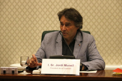 L'alcalde de Ripoll i diputat de JxCat, Jordi Munell, presidint la comissió del Parlament.