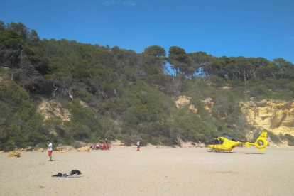 El helicóptero de los bomberos en la arena poco antes de subir la accidentada.