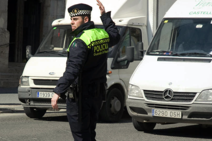 Imagen de archivo de un agente de la Guardia Urbana de Tarragona, controlando el tráfico.