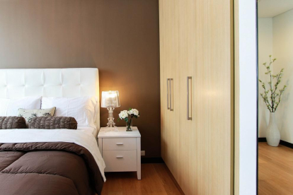 El dormitori pot tenir un aire renovat únicament canviant la funda nòrdica i els coixins.
