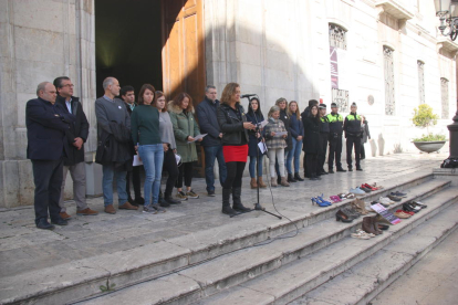 Plano general de la lectura del manifiesto contra la violencia machista hecha delante del Ayuntamiento de Tarragona.
