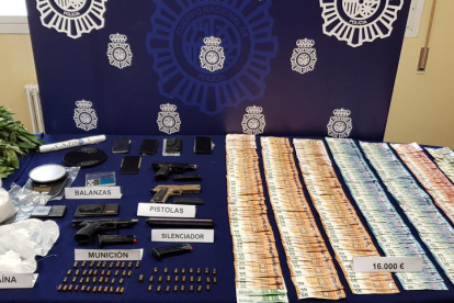 Se confiscó una gran cantidad de droga, una pistola con silenciador, munición, más de 28.000 euros y tres vehículos.