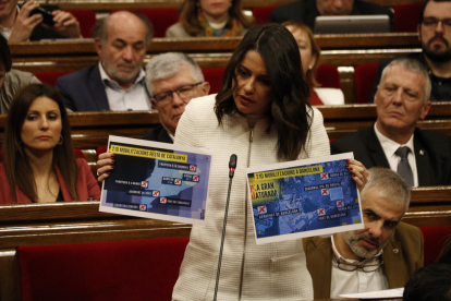 Imatge d'arxiu de la líder de Cs a Catalunya, Inés Arrimadas, mostrant unes fotografies amb fotogrames d'un programa de TV3.