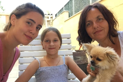 La Joana Reyes, a la dreta, amb la Kira, al centre, i la seva filla.