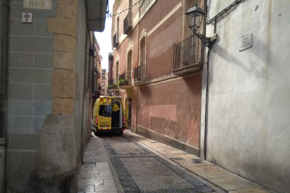 Imatge de l'ambulància del SEM al carrer cavallers, on s'ha accidentat una turista.