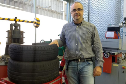 L'investigador de la URV Marc Marín, que ha encapçalat la recerca d'un nou material per fabricar aïllants del calçat a partir de pneumàtics en desús.