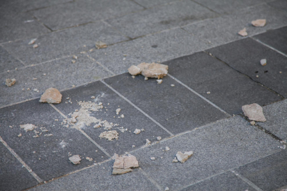 Imatge de les pedres que han caigut d'una façana del carrer Reding.