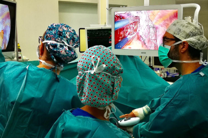 Operación de una paciente con cáncer de pulmón con una técnica pionera por debajo del xifoides, en el Hospital de Sant Pau