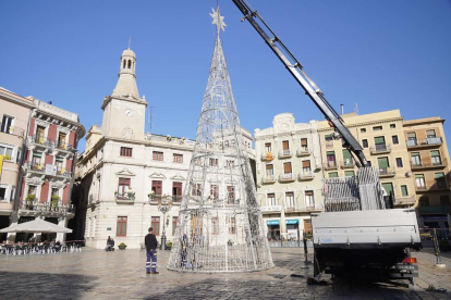 Imagen del árbol de Navidad instalado en la Plaza Mercadal