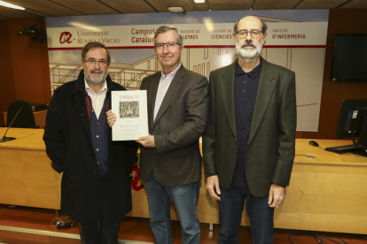 Muñoz, De Arbulo i López mostren un exemplar del recull d'articles de la darrera Tàrraco Biennal.