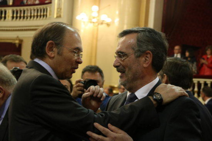 Manuel Cruz y Pío García Escudero, presidente del Senado entrante y presidente del Senado saliente, saludándose en el Senado en la sesión constitutiva.