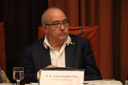 Pla mitjà del conseller d'Educació, Josep Bargalló, durant la seva compareixença a la comissió d'Educació del Parlament.