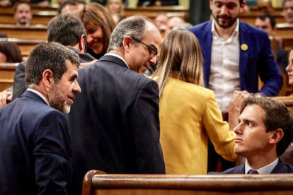 Rivera creua una mirada amb Jordi Sànchez durant la sessió constitutiva del Congrés dels Diputats.