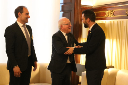 El presidente del Parlament, Roger Torrent, saluda al abogado Paco Zapater, uno de los impulsores de la ley para proteger los olivos de la Ribera d'Ebre.