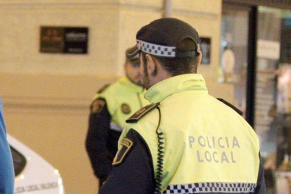 La policía local valenciana pudo rescatar a las tres personas bloqueadas.