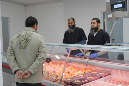 El supermercado CMR Halal se encuentra en el número 63 de la avenida Cardenal Vidal i Barraquer