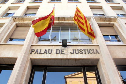 La façana d'entrada a l'Audiència de Tarragona.