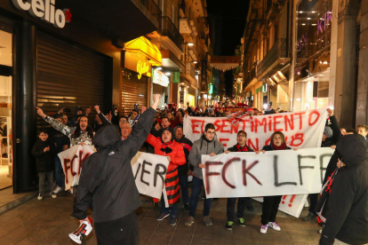 Un centenar de aficionados del Reus han salido a la calle para protestar por la situación del club.