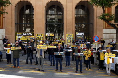 Pla general dels participants en la protesta del col·lectiu 'Silenci, rebel·leu-vos', davant els jutjats de Tarragona, Imatge del 21 de maig del 2019