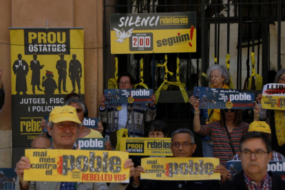 Pla tancat del cartell que fa de comptador dels 200 dies de protesta del col·lectiu 'Silenci, rebel·leu-vos', davant els jutjats de Tarragona, Imatge del 21 de maig del 2019