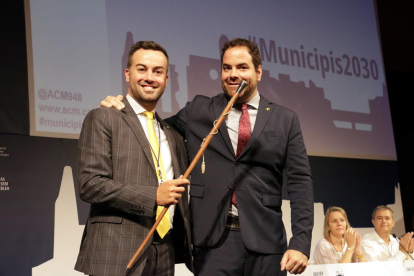 L'alcalde de Deltebre, Lluís Soler, rep la vara després de ser proclamat nou president de l'ACM.