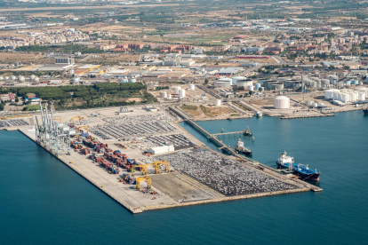 Imatge aèria parcial de les instal·lacions del Port de Tarragona, amb la campa per a vehicles i la zona de contenidors en primer terme.