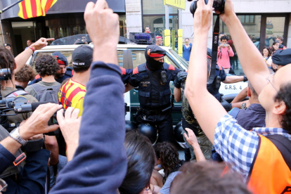 Moment en què els Mossos d'Esquadra han desallotjant els manifestants al Departament d'Exteriors.
