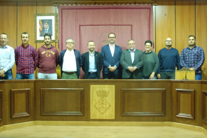 La corporación municipal de Riba-roja d'Ebre con representantes de Griñó y Urbaser.