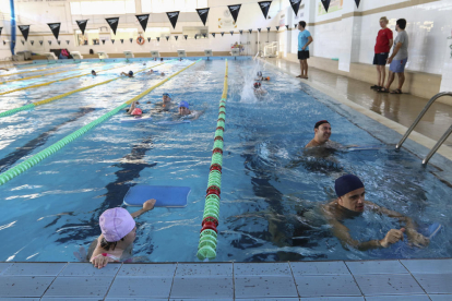 Alguns dels participants practicant la natació.